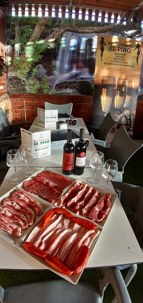 Cartel del Restaurante El Pino indicando espacio para celebraciones y menús