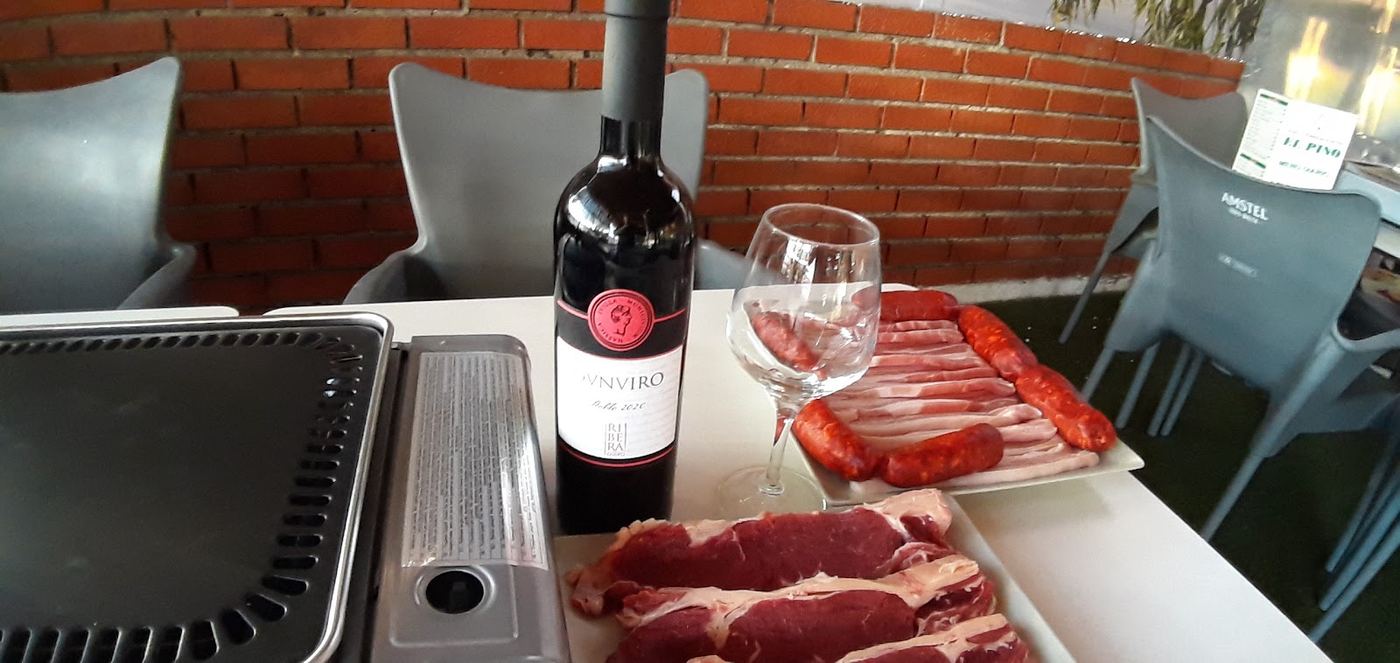 Selección de carnes a la brasa con guarniciones en el Restaurante El Pino